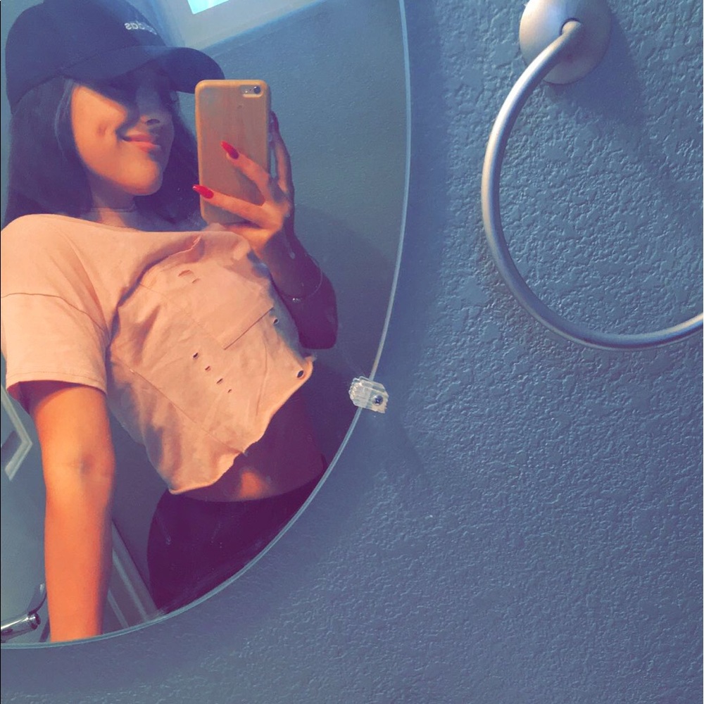 Distressed crop top!👄👄