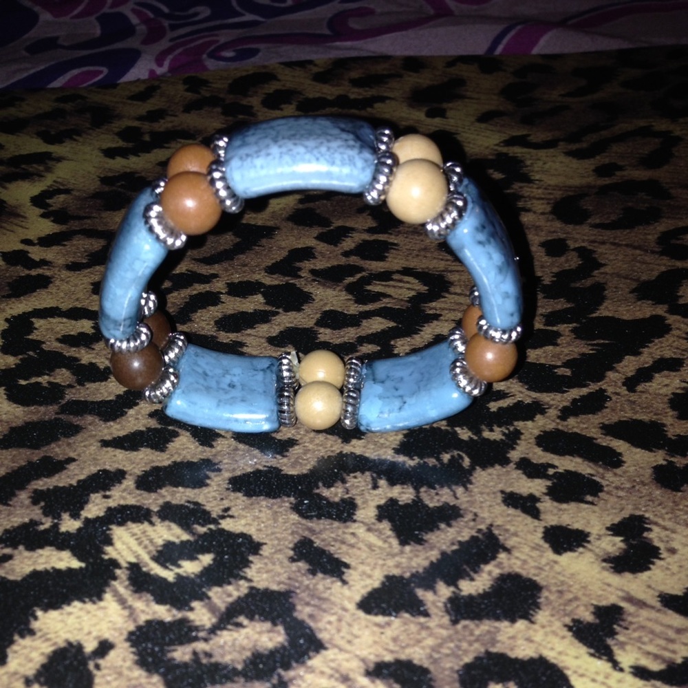 Stretchable light blue bracelet