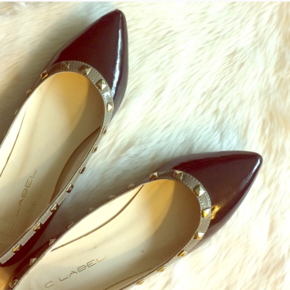 Pointed studded flats