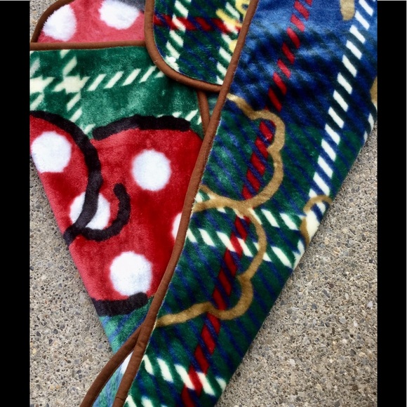 Hello Kitty Shawl - Picture 3 of 6