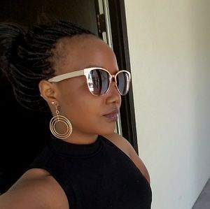 Meet your Posher, Stellah