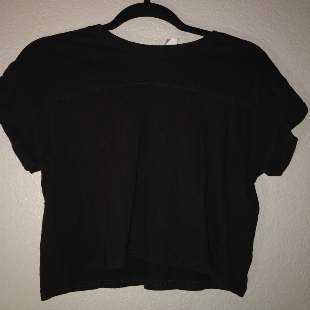 Black crop top🍾
