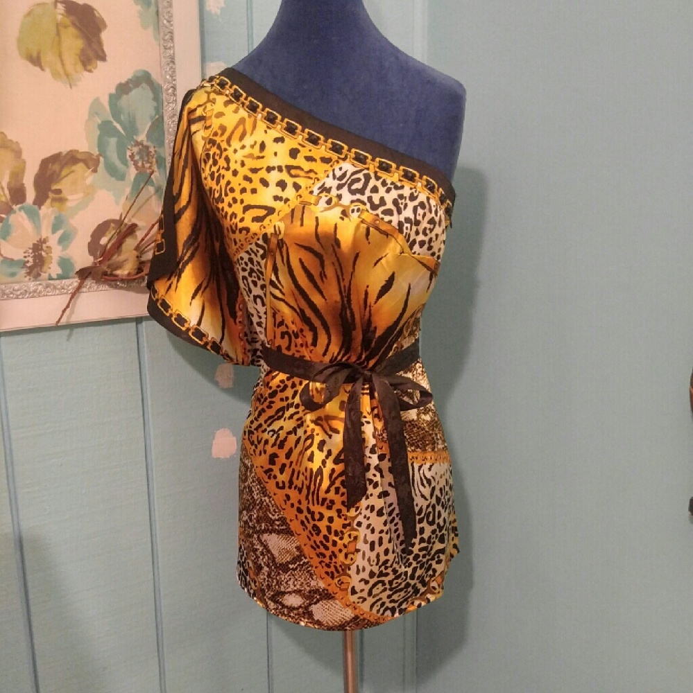 Cache one shoulder top