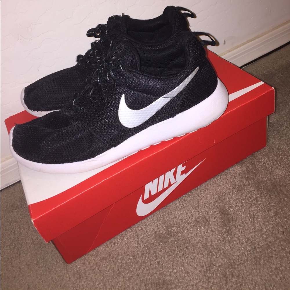 NIKE roshe run