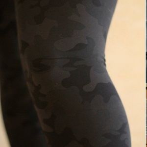 Rare Lululemon Camo Wunder Under Crops