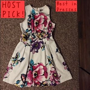 HP! 🎉 Floral Vince Camuto Dress with pockets!