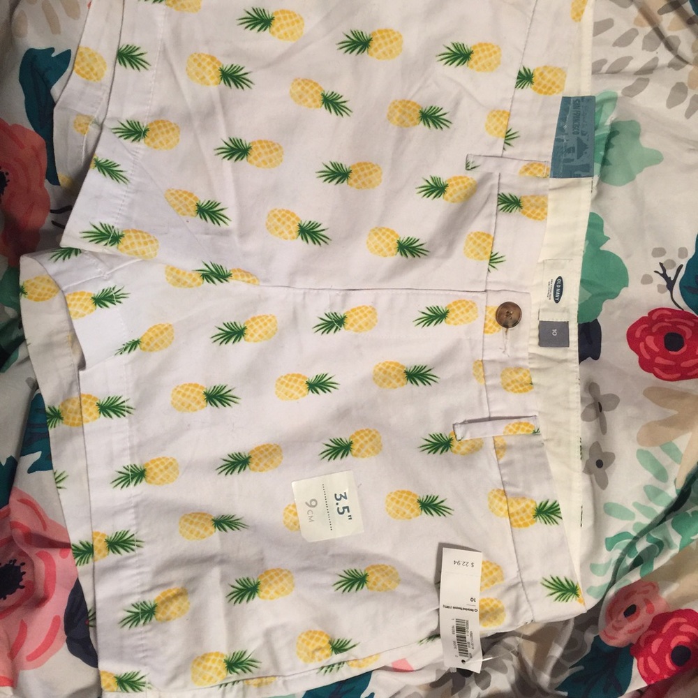 Old navy pineapple shorts 🍍🍍🍍