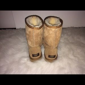 UGG Size 8 Chestnut Classic Short Boots