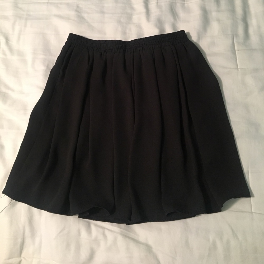 BRANDY MELVILLE/ JOHN GALT BLACK FLOWY SKIRT