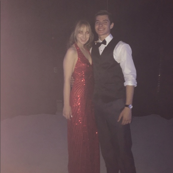 RED PROM DRESS - Picture 4 of 5