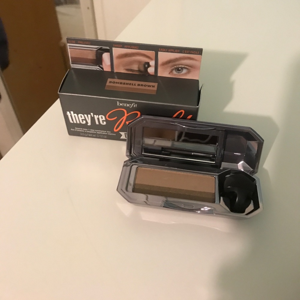 Benefit eyeshadow kit in bombshell brown