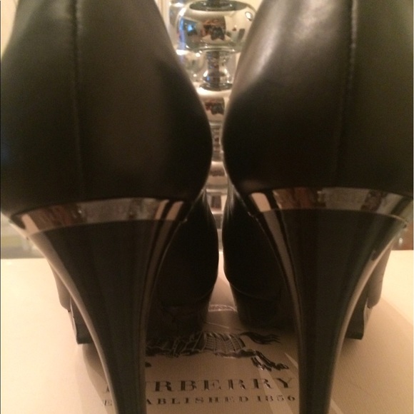 Burberry black leather pump - Picture 5 of 5