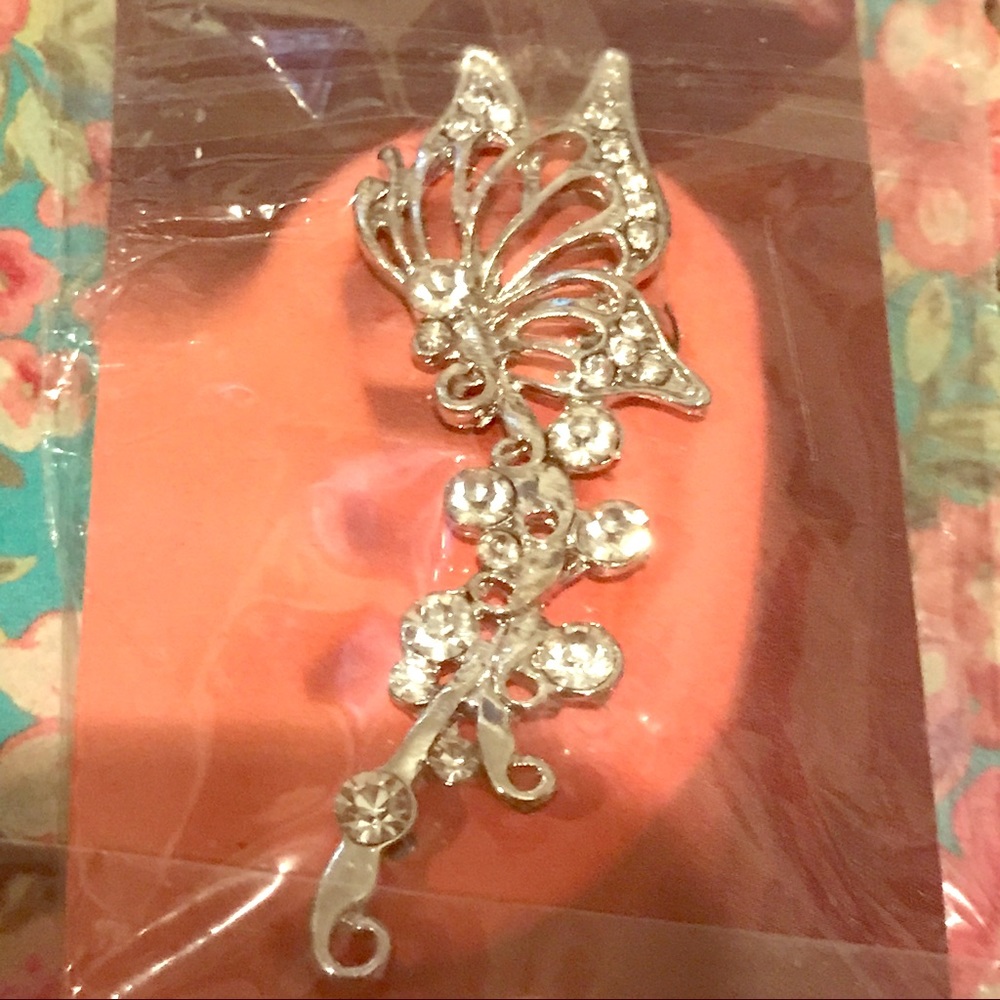 NEW 🍉Silver tone with rhinestones ear cuff