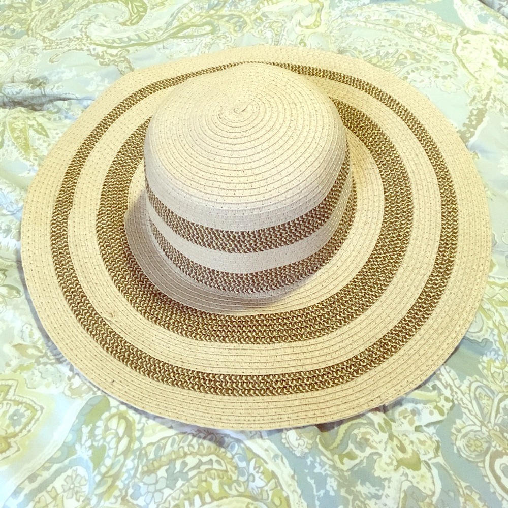 Floppy beach hat