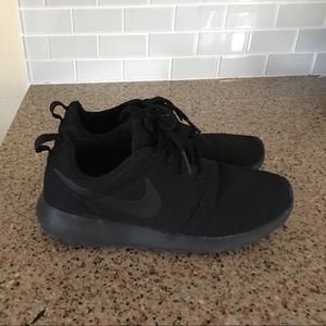 Like new, all black Nikes