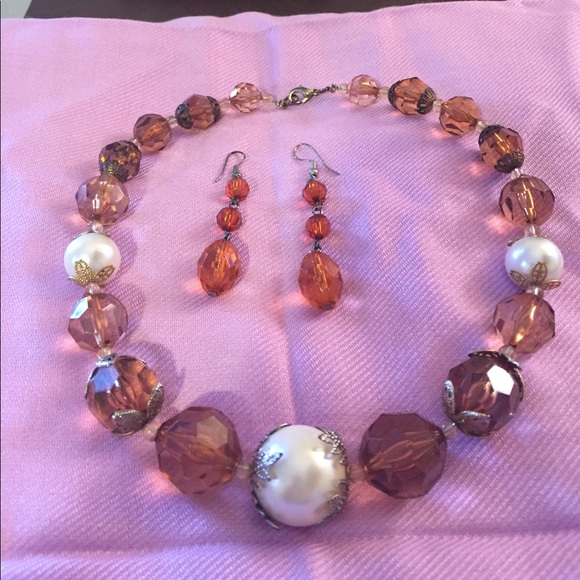 Beautiful necklace and earrings set - Picture 1 of 3