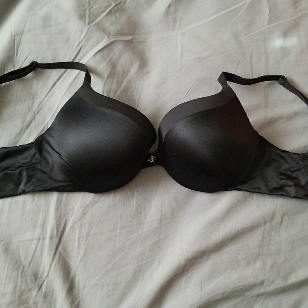 Victoria's secret 32D black bra