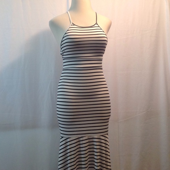 🦋Backless Striped Maxi🦋 - Picture 3 of 4