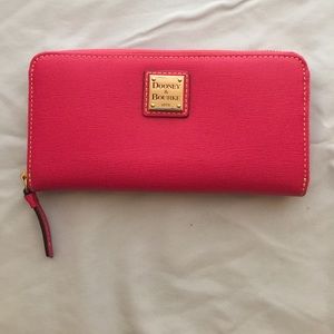 Dooney & Bourke Wallet 🌺