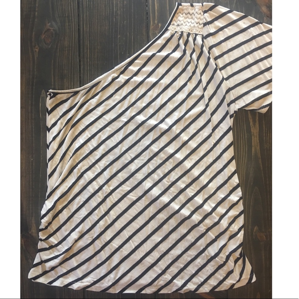 Adorable Maurice's One shoulder top! 💜