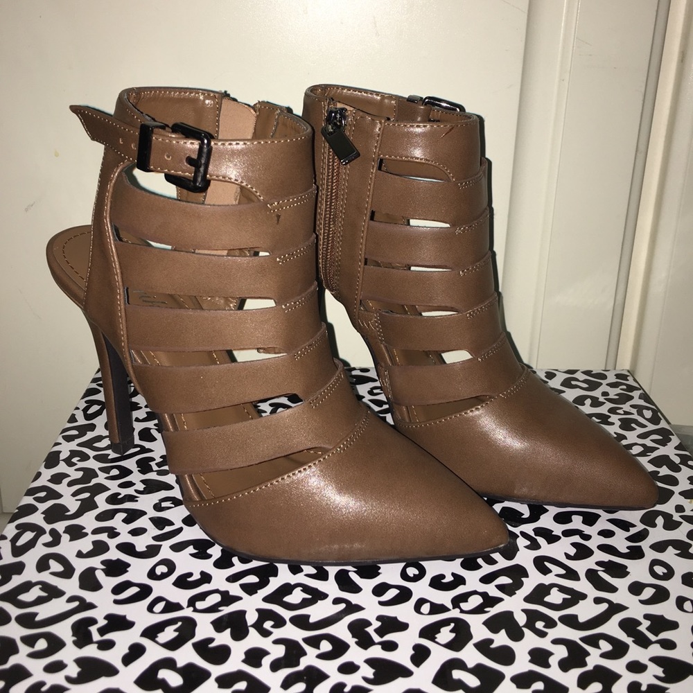 NWOT. Brown closed toe heels. Size 5.5
