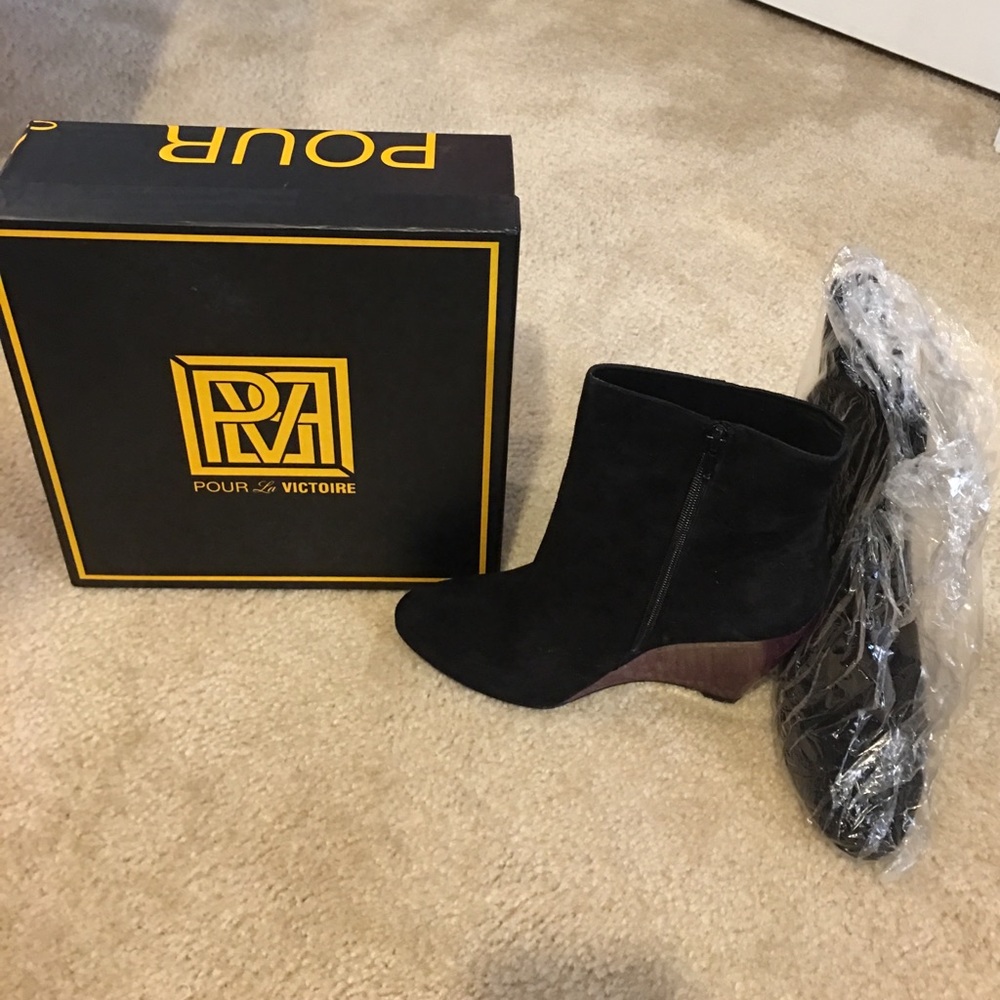 Pour La Victoire like new bootie w purple heel