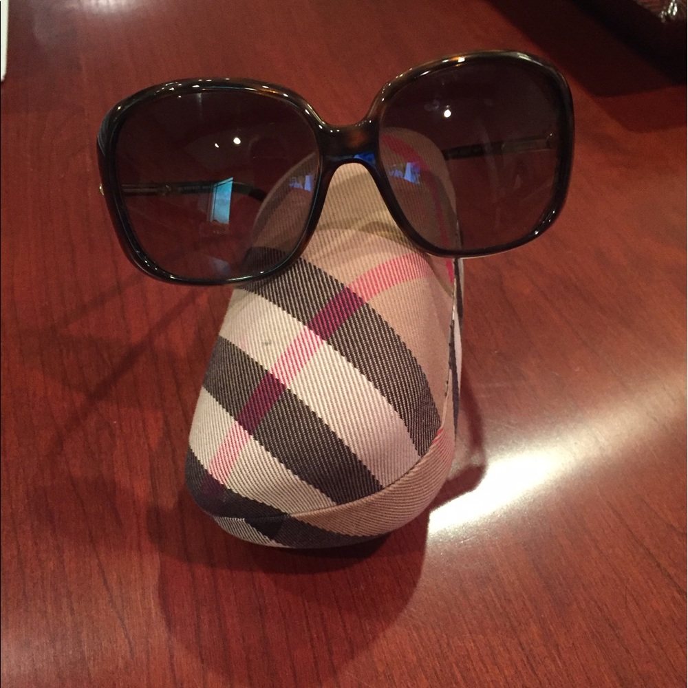 Authentic burberry sunglasses- no flaws!
