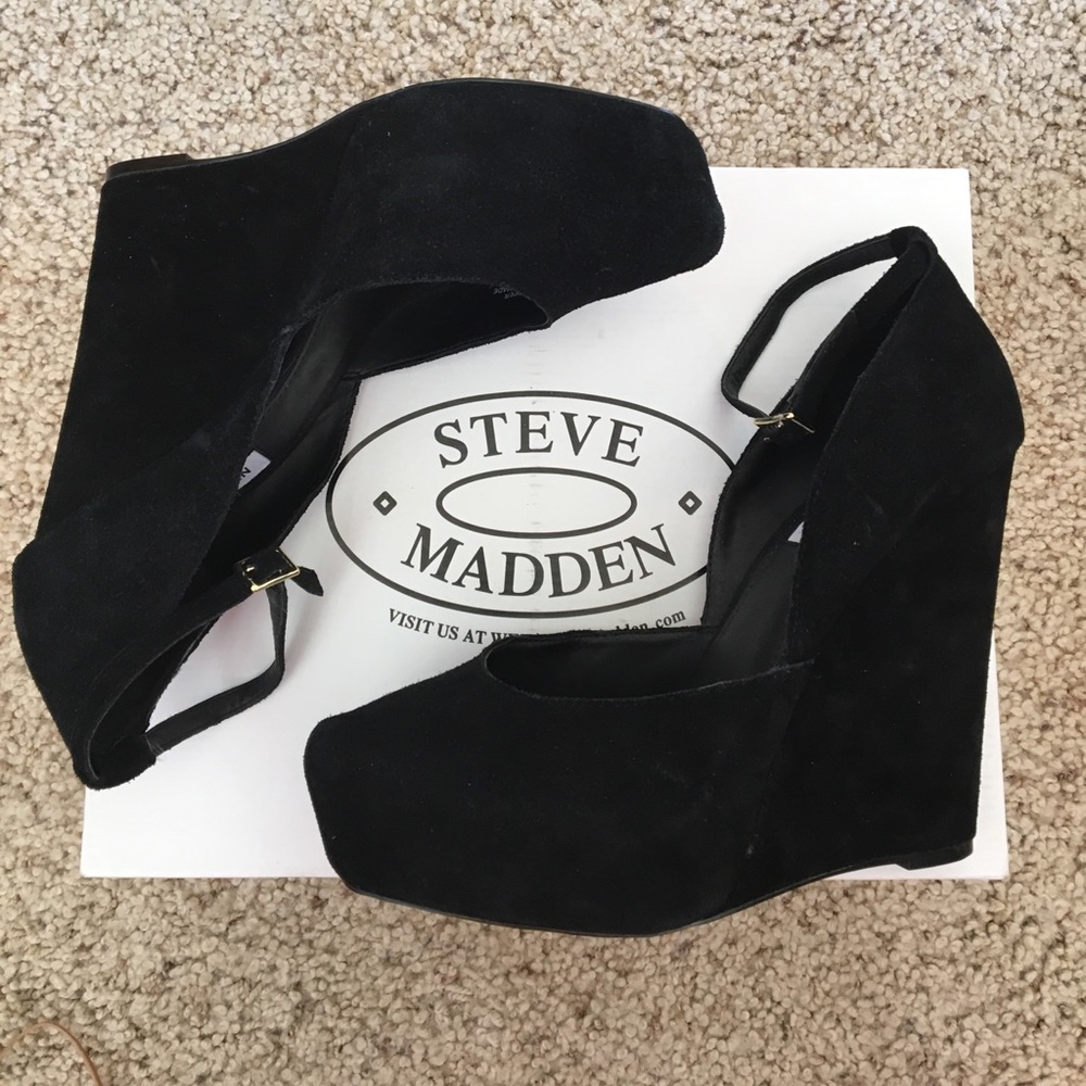 Steve Madden- Black suede platform ankle strap