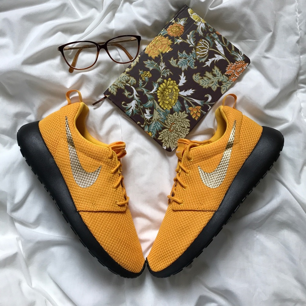 NWT Nike roshe ID gold swoosh - Picture 2 of 7