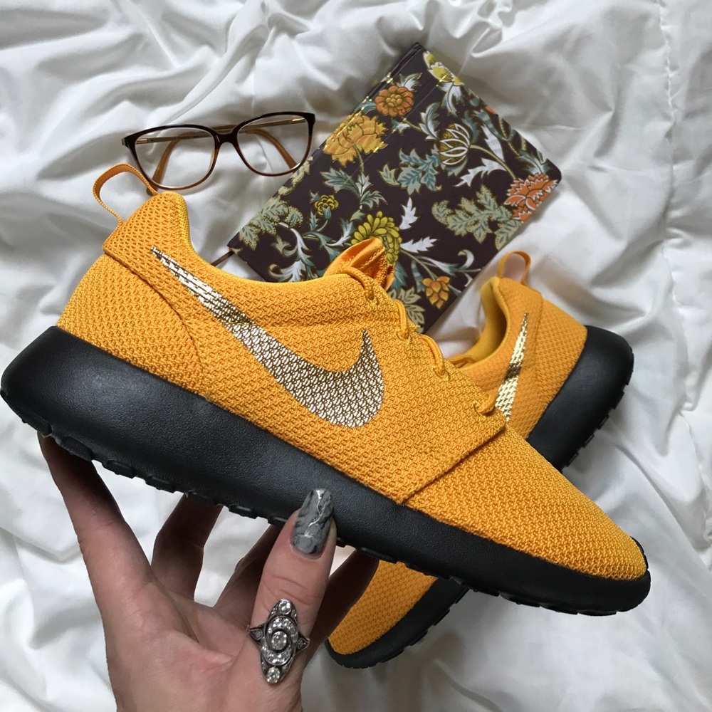 NWT Nike roshe ID gold swoosh - Picture 3 of 7