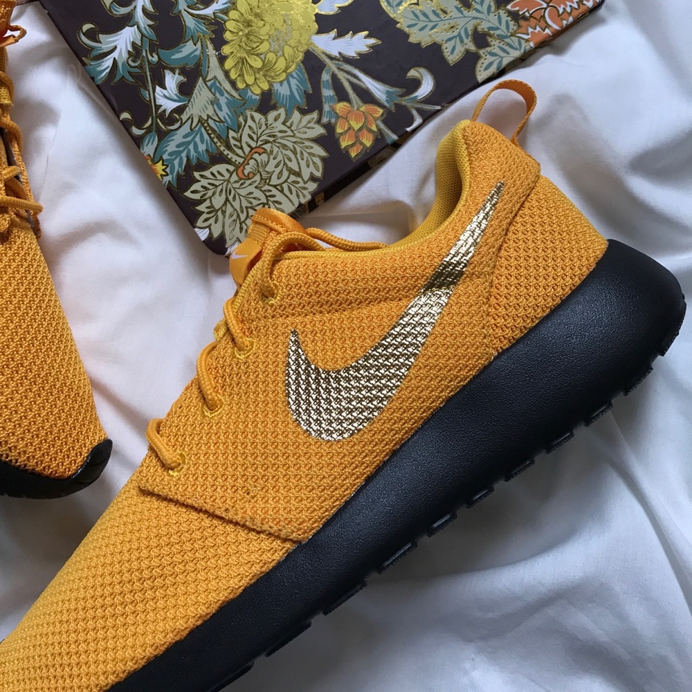 NWT Nike roshe ID gold swoosh - Picture 4 of 7
