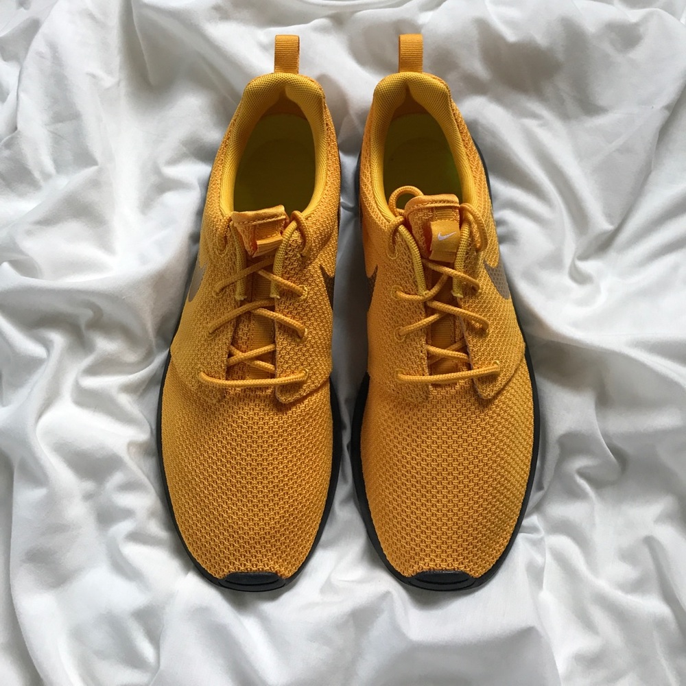 NWT Nike roshe ID gold swoosh - Picture 5 of 7