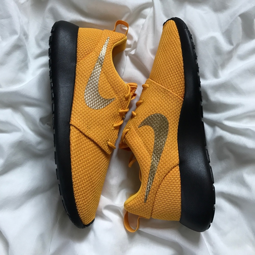NWT Nike roshe ID gold swoosh - Picture 6 of 7