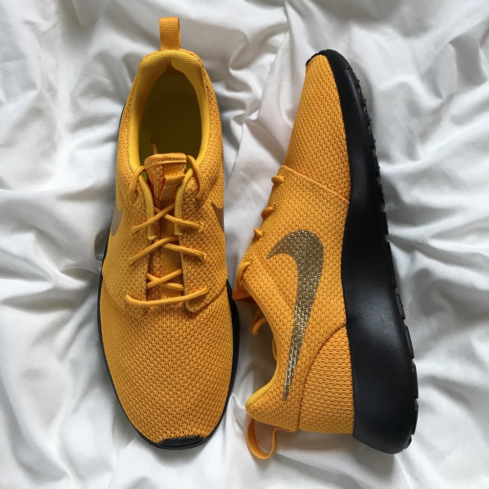 NWT Nike roshe ID gold swoosh - Picture 7 of 7