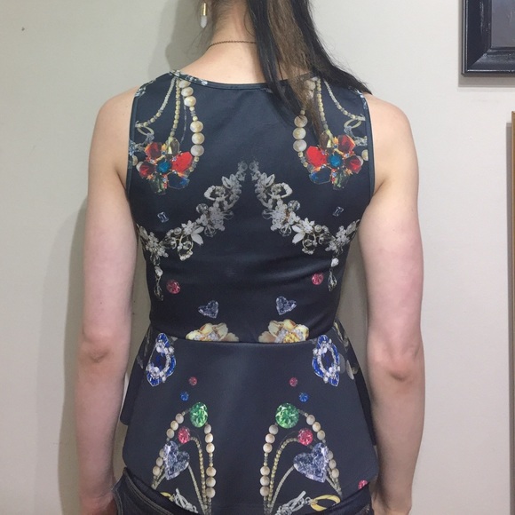 Romeo + Juliet Couture Peplum Print Top - Picture 2 of 4