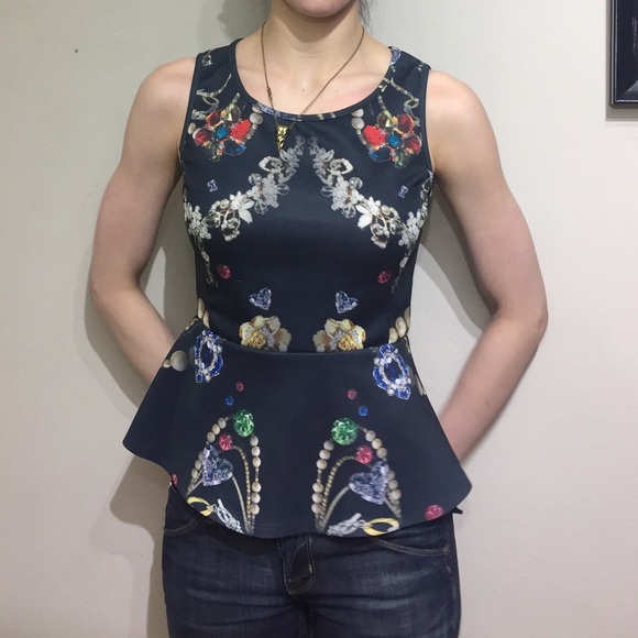 Romeo + Juliet Couture Peplum Print Top - Picture 3 of 4