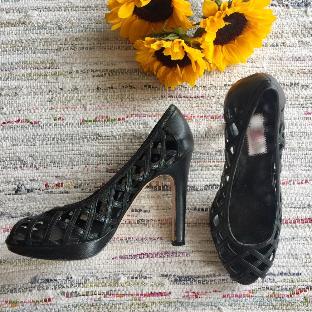 Sexy and classy black leather cross-cross heels