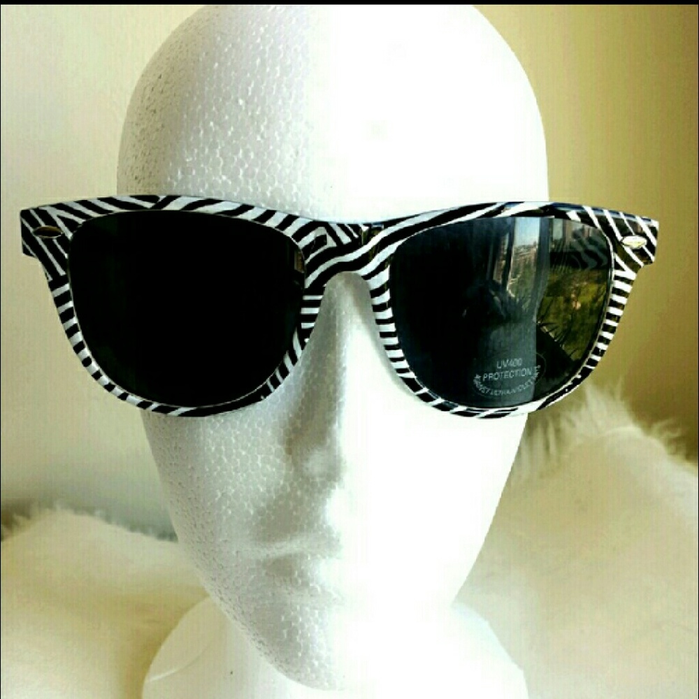 Black & White Wayfarer Style Sunglasses