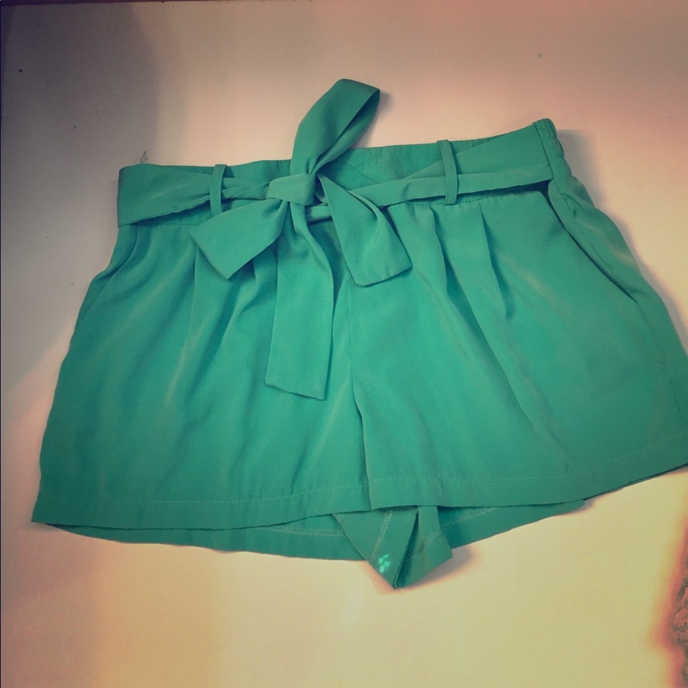 Silky shorts with tie