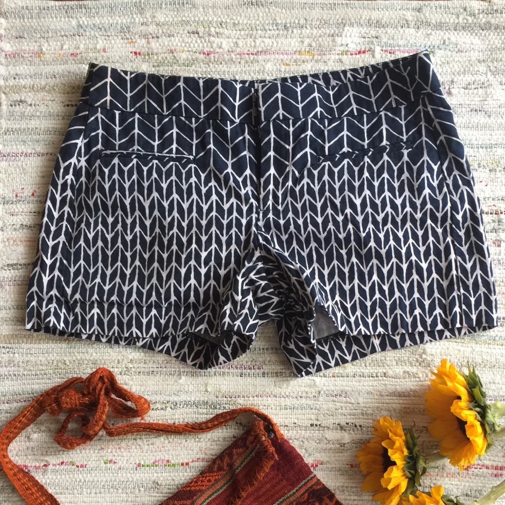 Gap size 00 navy blue/white print shorts