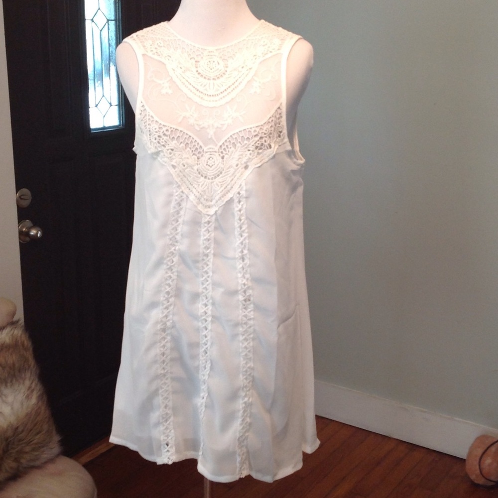 👗Adorable White dress👗 - Picture 3 of 4