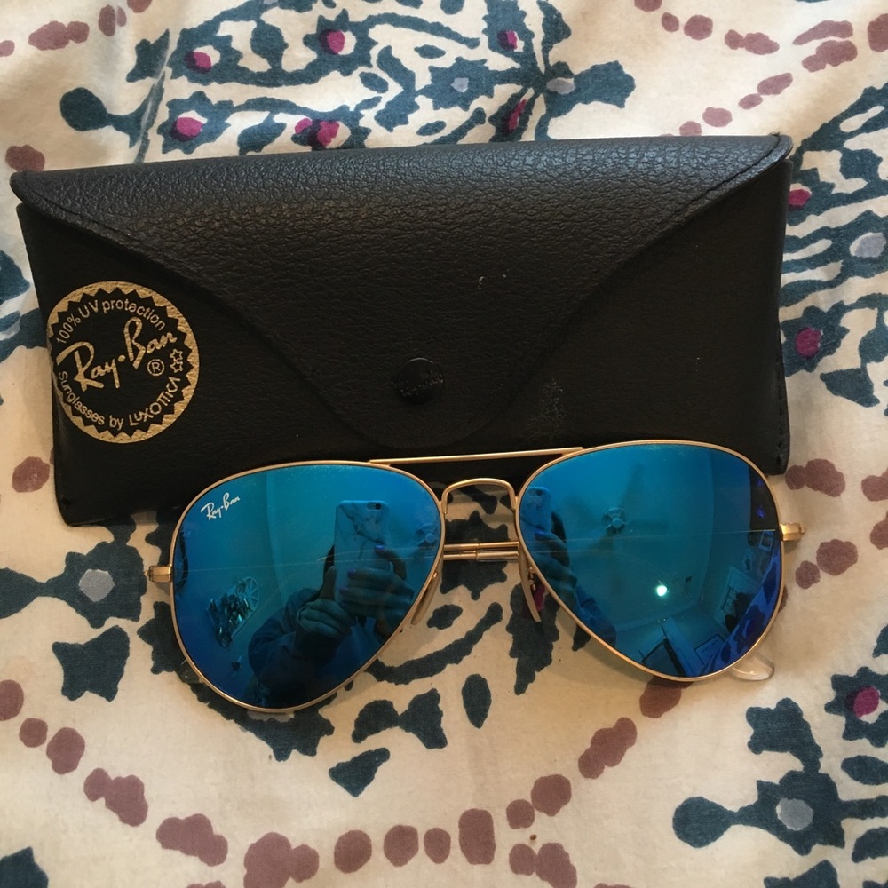 Blue mirrored Ray Ban Aviators