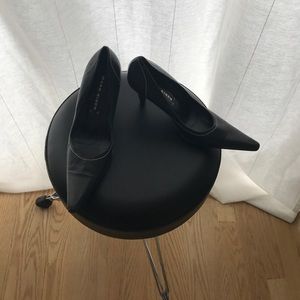 Mark Eisen black pumps with stitching