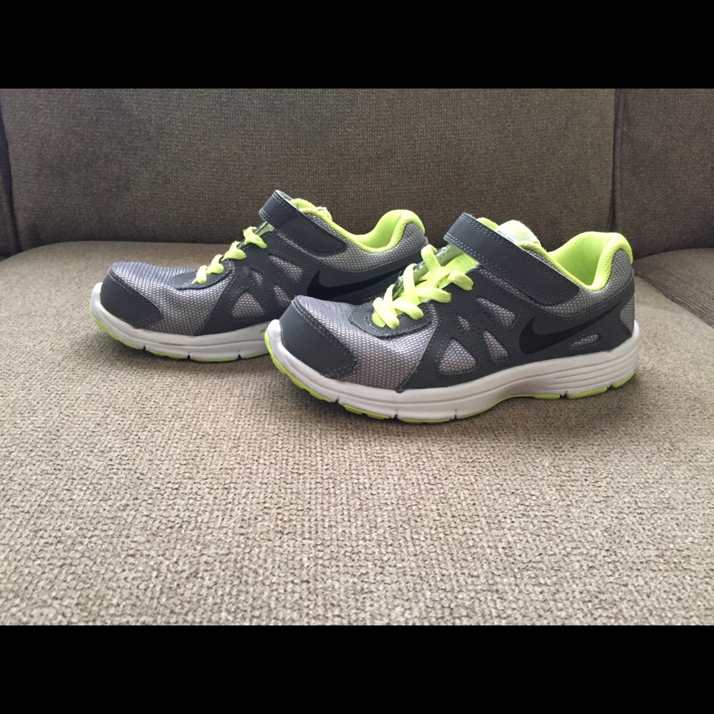 Nike unisex youth athletic shoe size 2.5