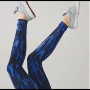 Lululemon black and blue pattern pant