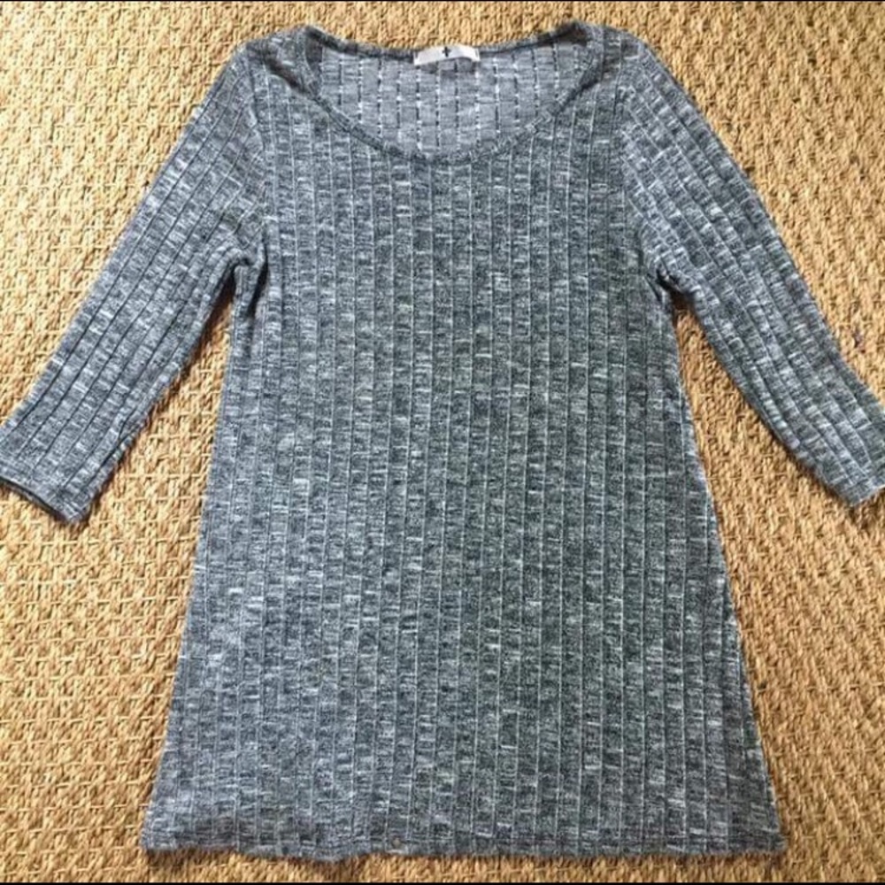 Grey ribbed tunic with quarter length sleeves