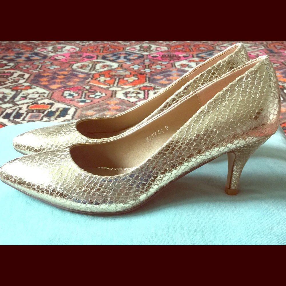 Gold Riverberry Low Heels, NWOT, size 9