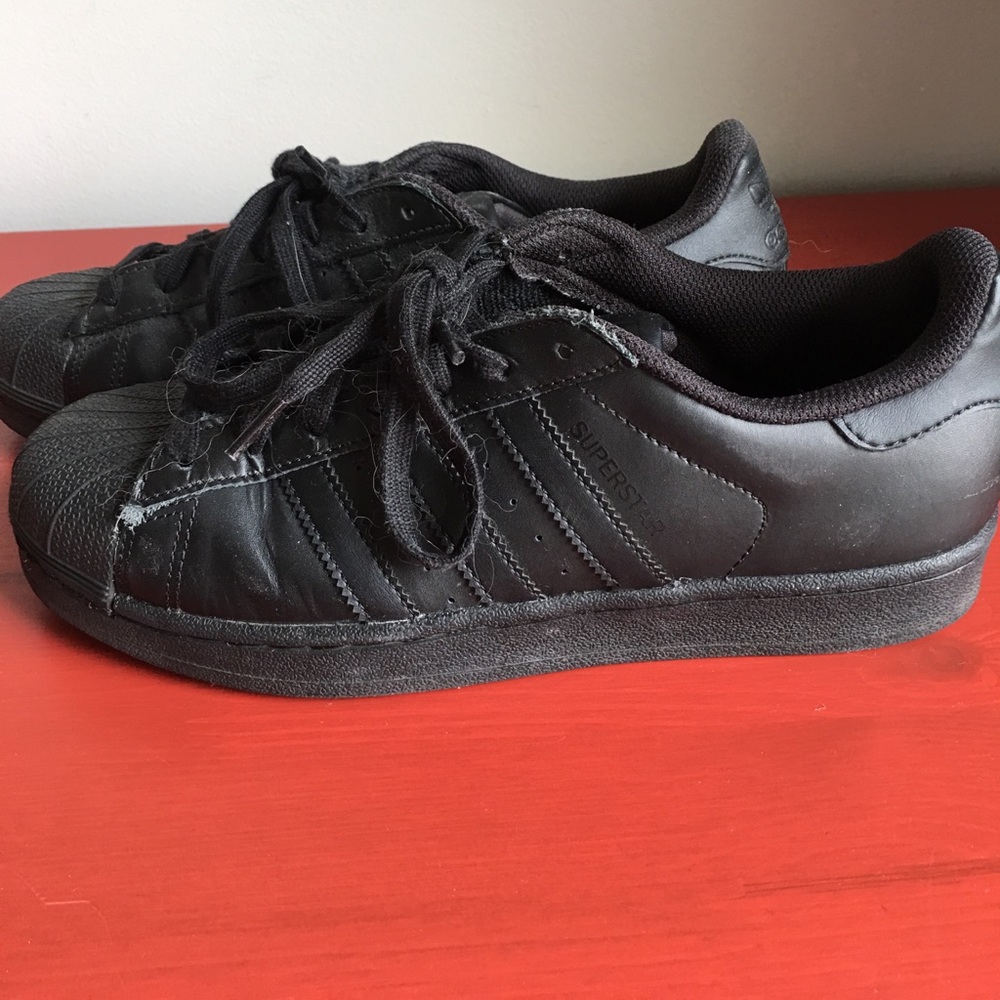 ALL BLACK ADIDAS SUPERSTAR