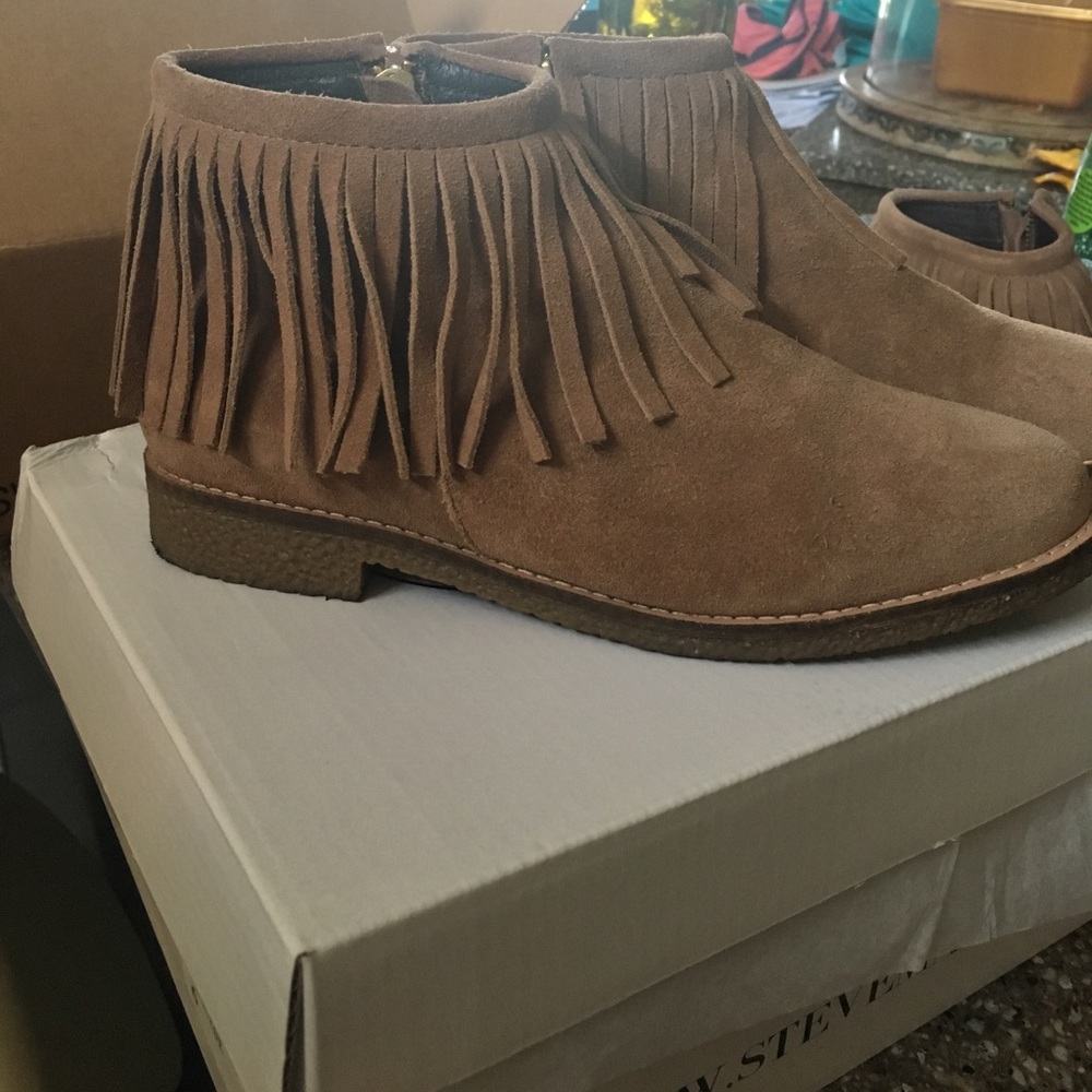 Super cute Steve Madden Suede Gypsi Booties!