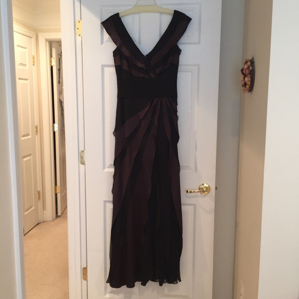 🎄SALE🎄Beautiful brown Tadashi gown - Picture 5 of 5